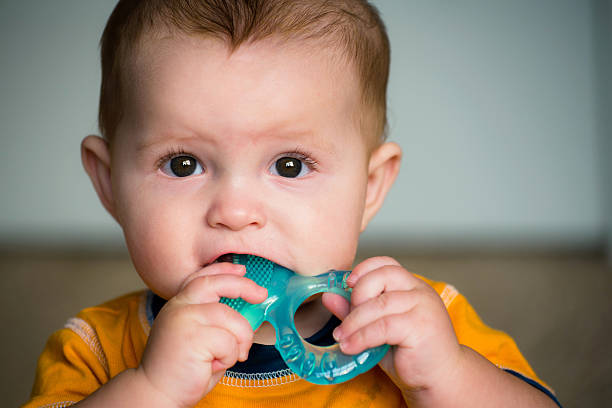 Mon bébé met tout à la bouche : est-ce normal ?