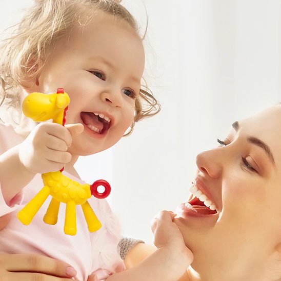 bebe avec sa maman avec anneau de dentition